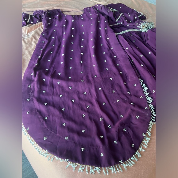 Indian high and low dress filled with heavy embroidery - Picture 6 of 12